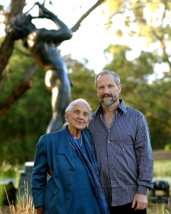 Dame Elisabeth and artist Peter Schipperheyn/                            