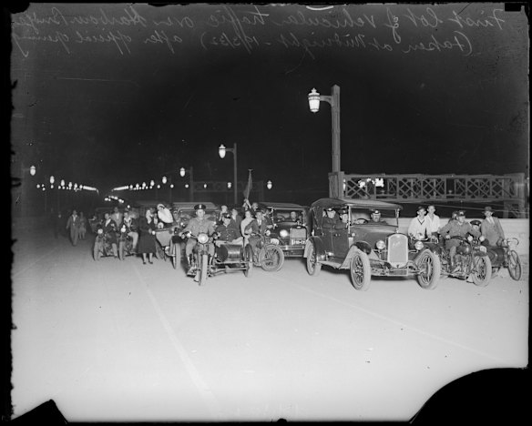 The first vehicles drive through the tolls of the newly opened bridge at midnight on 19 March 1932.