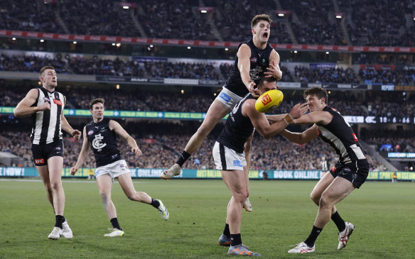Nic Newman of the Blues attempts to mark the ball during the round 20 AFL match between Collingwood Magpies and Carlton Blues.