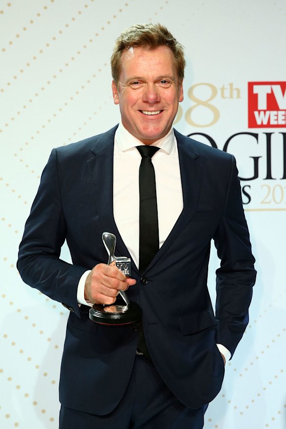<i>800 Words</i> star Erik Thomson with the Logie for Best Actor.