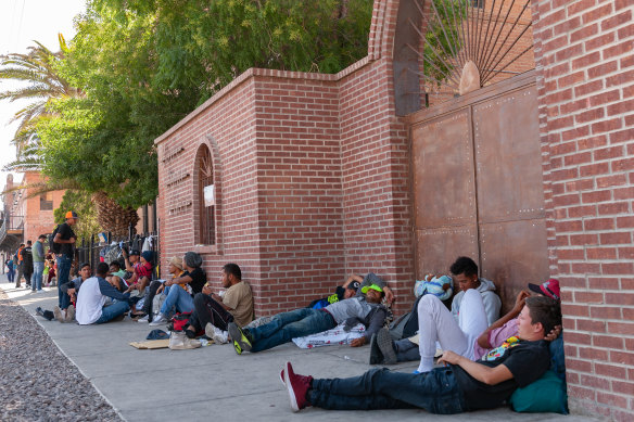 Göçmenler, Başlık 42'nin sona erdiği gün Teksas, El Paso'daki Sacred Heart Kilisesi'nin dışına sığındı.