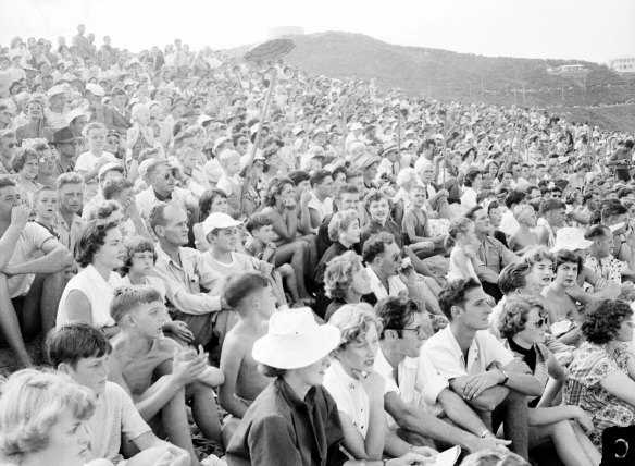 “As early as 9 a.m. 3,000 people were on the beach to watch the carnival.”