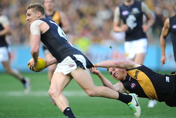 Richmond's Nick Vlastuin holds onto Carlton's Tom Bell.