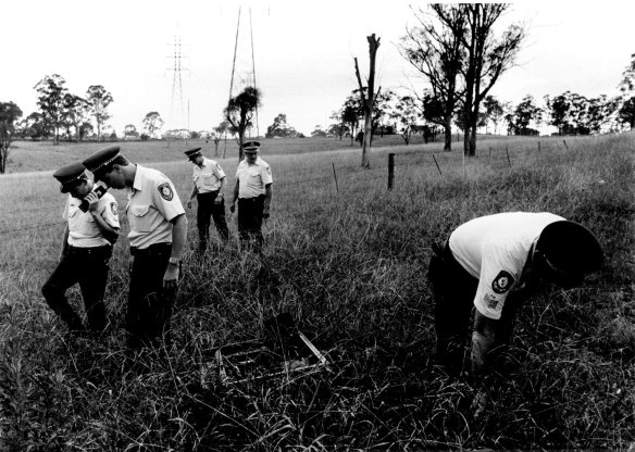 Police search the bush around Reen Rd, Prospect where Anita Cobby’s body was found. February 4, 1986. 