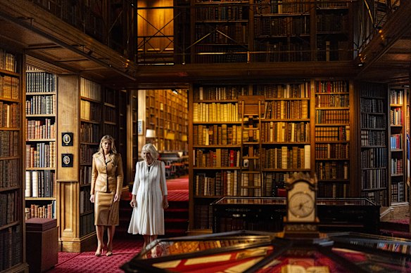 A Primeira Dama e a Rainha Tour pela Royal Library no Castelo de Windsor.