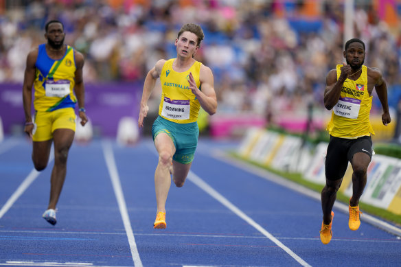 Rohan Browning in the 100-metre final at the伯明翰英联邦运动会。”loading=