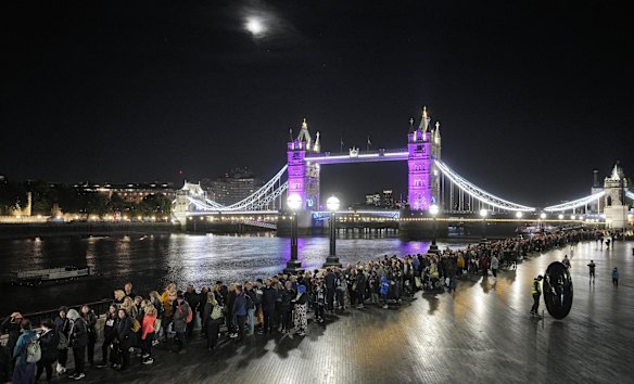People queue in front of Tower Bridge to pay their respect to the late Queen Elizabeth II during the Lying-in-State at Westminster Hall in London. September 17, 2022.