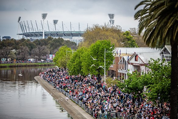 Footy fans line the Yarra river for the AFL Grand Final parade 