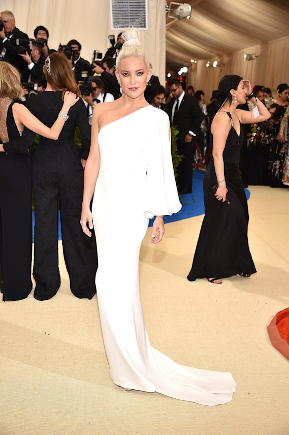 While Kate Hudson change up the blonde tone of her hair regularly, the actor has tended to keep a mid or long length cut until now... 