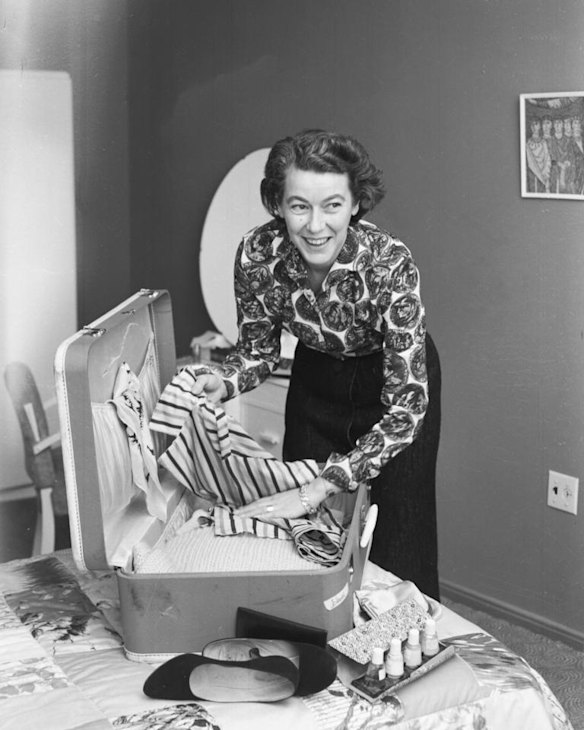 Fashion expert Miss Sheila Scotter at her Potts Point home on 27 August 1957.