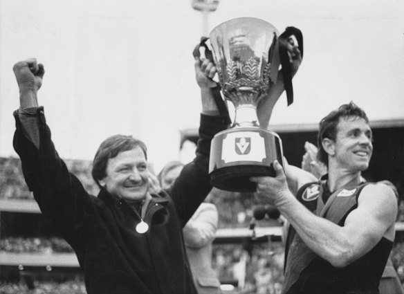 Dias passados: Kevin Sheedy e Terry Daniher ergueram o troféu da Premiership em 1985. Em circunstâncias diferentes, poderia ter sido Neale o primeiro capitão.