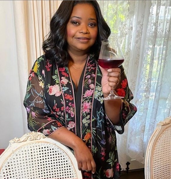 Octavia Spencer wears Tadashi Shoji.