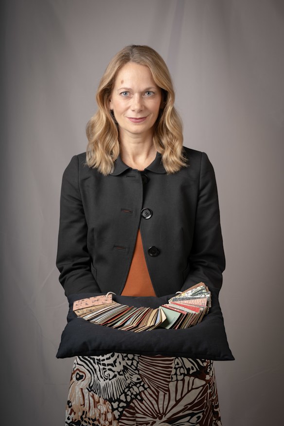 Annette Pitman holds Laminex samples circa 1956. “This post-war period marked a series of shifts in
Australian society; housing boom, Australian Dream, kitchen becoming the heart of the home. Laminex was produced in hundreds of colours and patterns; something for every
home, and as a result this durable, practical and affordable Australian made product became ubiquitous in our homes.”
