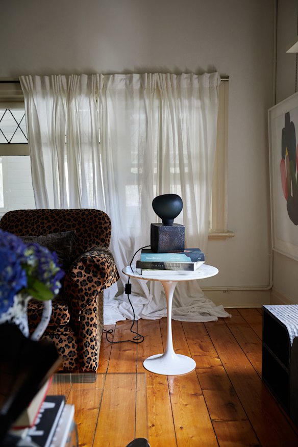 “We’re lucky our styles blend seamlessly,” says Williams. “In a way, it’s what sparked our friendship.” The “Femme Brutale” sculptural light is by Helen Claire Davies.