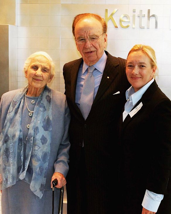 Dame Elisabeth with her son, Rupert, and his daughter Prue McLeod at the opening of the new Adelaide Advertiser building in November 2005.