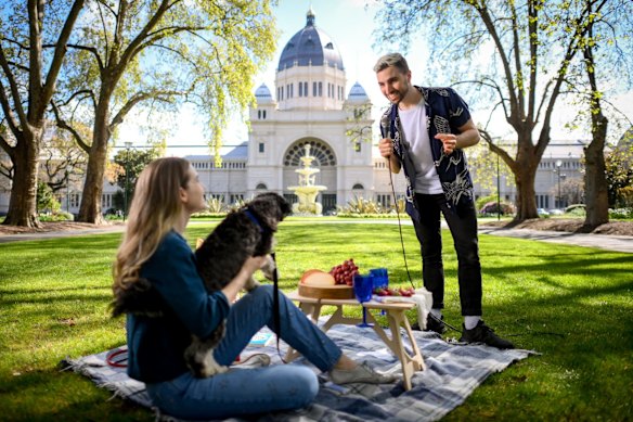 As the lockdown wore on, some performers, like comedian Simon Taylor, got even more desperate for an audience. He took part of his Melbourne Fringe Festival show to give one-on-one performances for picnickers on September 23, 2021.