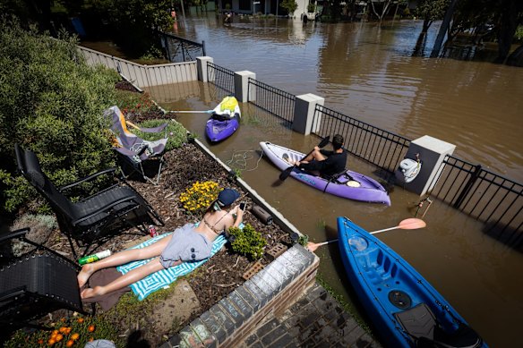The sun returns and a spot of tanning and paddling is the order of the day in South Shepparton. 