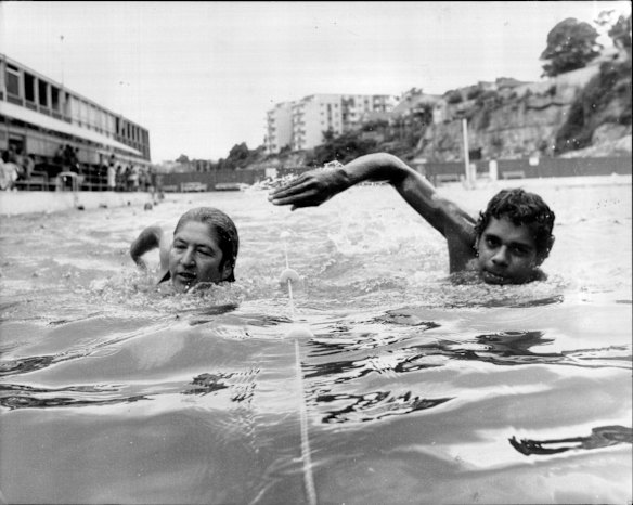 
Dawn Fraser and several members of the Balmain Football team took part in a fun race at the Dawn Fraser Swimming Pool at Balmain in order to raise money to save the old pool in 1979. 