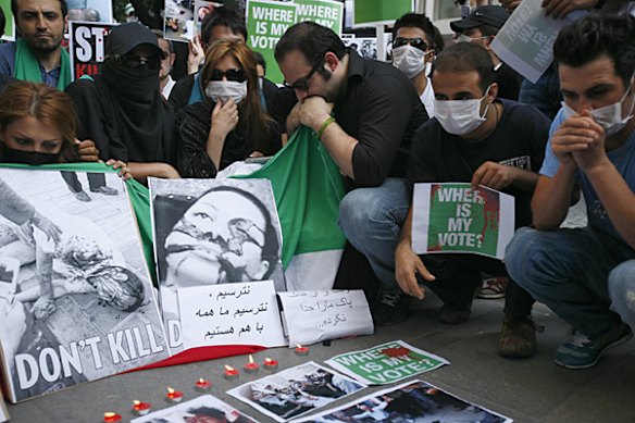 Iranians residing in Turkey, who are supporters of defeated Iranian presidential candidate Mirhossein Mousavi, take part in a protest in front of the Iranian Consulate in Istanbul June 21, 2009.