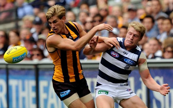 Hawthorn's Ryan Schoenmakers battles with Josh Caddy.