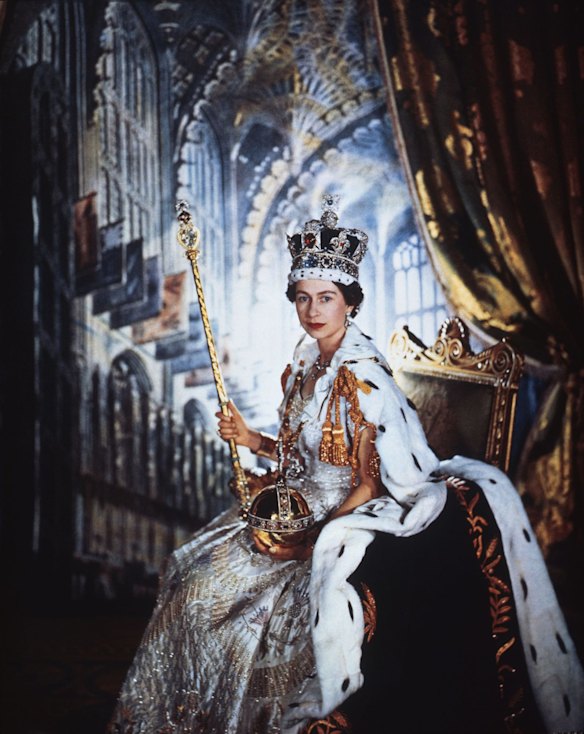 BB2AKF Queen Elizabeth II in Coronation Robes, photo Cecil Beaton. England, 1953. Credit Alamy
tra5hot-culture
