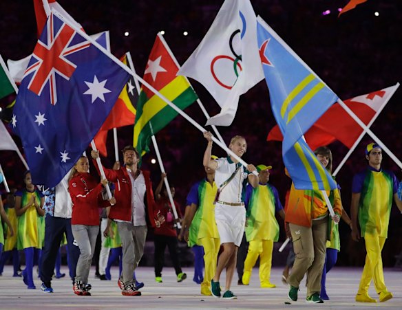 Kim Brennan carries the flag of Australia during the closing ceremony in the Maracana stadium at the 2016 Summer Olympics.