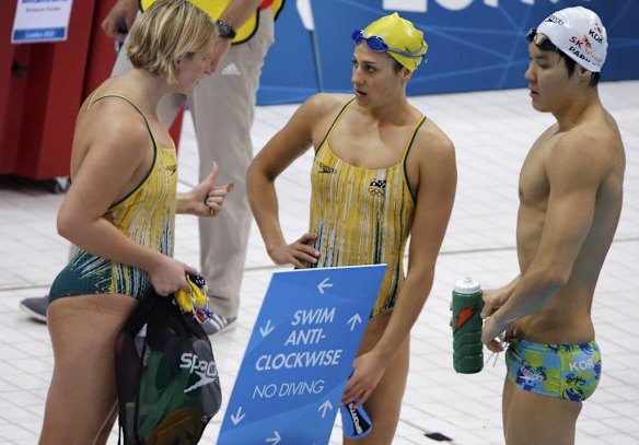 Leisel Jones, left, and teammate Stephanie Rice talk to Park Tae-Hwan of South Korea.
