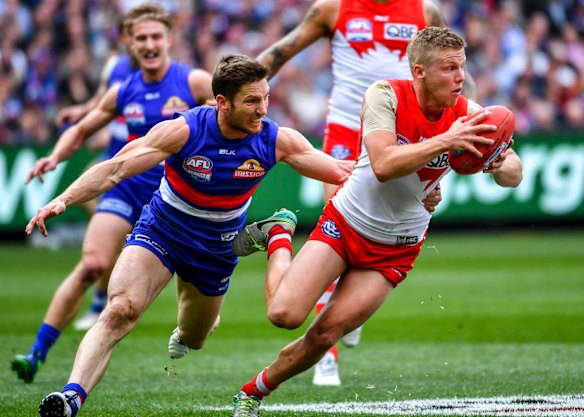 2016 AFL Grand Final at the MCG Sydney Swans v Western Bulldogs. Western Bulldogs Matthew Boyd,4 Sydney Swans Dan Hannebery.