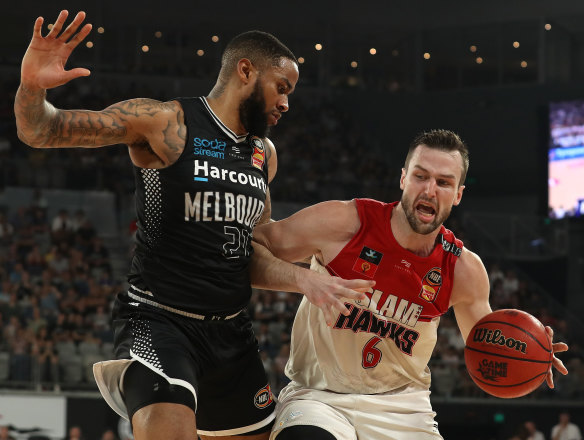 Illawarra's Andrew Ogilvy is challenged by Melbourne United's Shawn Long.