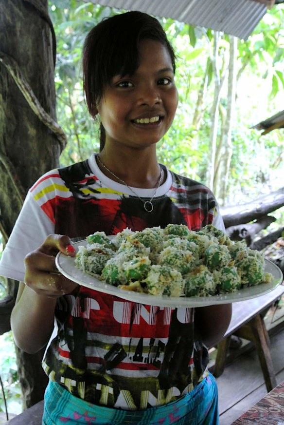 Locals give a class in Karonese cooking to tourists at the riverside cafe in Tangkahan, North Sumatra.