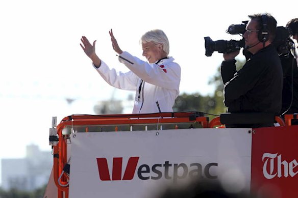 City 2 Surf: Action from the start of the 2013 race. Gail Kelly starts the race.