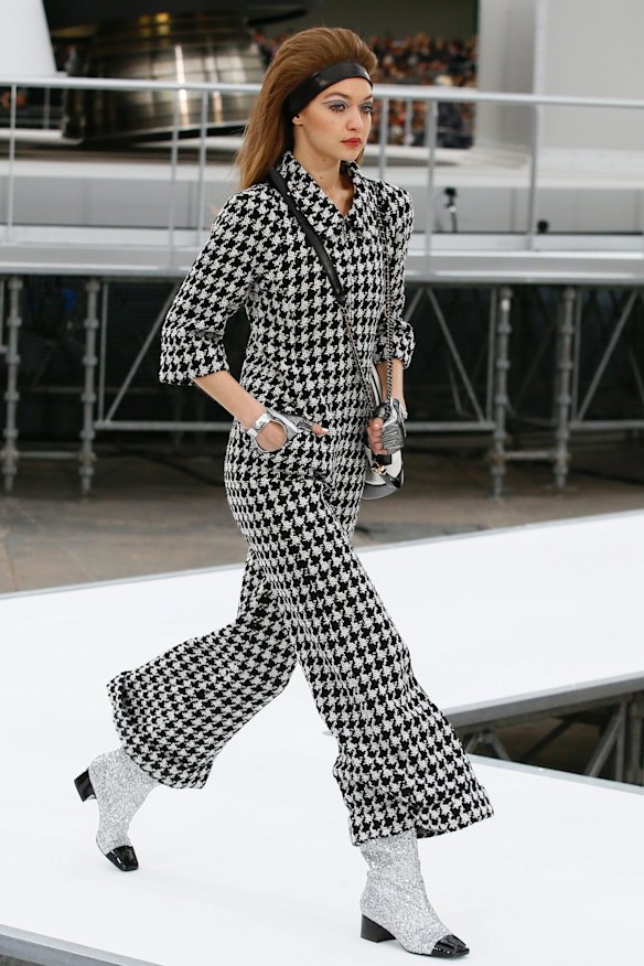 In a gingham flare suit Gigi Hadid and her gravity-defying hair strutted down the catwalk.