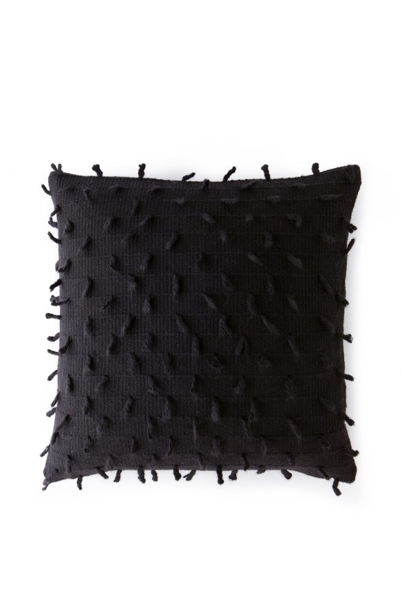 MIDNIGHT SPECIAL
Petje Cushion Black, $79.95, 50cm x 50cm
www.countryroad.com.au

