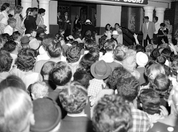 Mike Todd and Elizabeth Taylor arrive at the Hampton Court Hotel in Kings Cross on 6th November 1957.