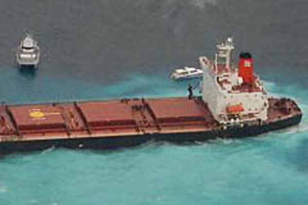 Grounded ship: 3km oil spill on Great Barrier Reef