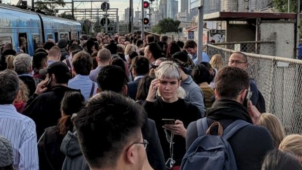 A bag left beside tracks caused rail chaos for thousands of commuters on Thursday morning.