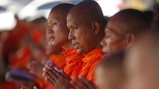 Buddhist monks pray for the soccer team's rescue.
