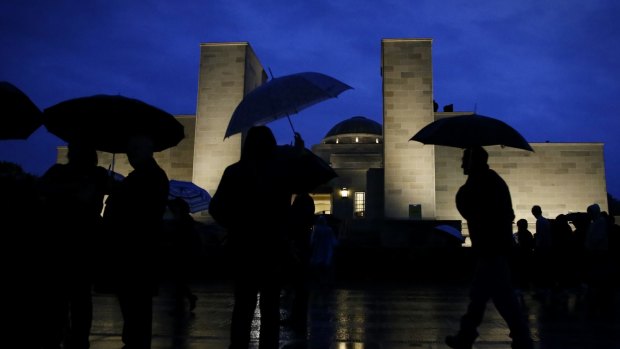 Canberrans braved the rain to attend the 2017 dawn service. Showers are predicted this year as well.