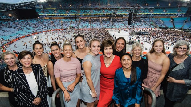 Minerva Network, from left to right: Kate Aitken (Co-Founder of Minerva and Executive at Westpac Corporation); Lesley Grant (Director of Venues NSW Board & Group Exec Qantas); players Alicia Quirk; Charlotte Caslick; Emma Tonegato; Dominique du Toit; Ellie Carpenter; and Christine McLoughlin ( Chairman Venues NSW & Director Suncorp and nib Holdings); Kyah Simon; Teresa Polias; Jillian Broadbent AO Chancellor University of Wollongong; Lauren Cheatle; Sam Mostyn (AFLW Cup Ambassador and Minerva Founder).