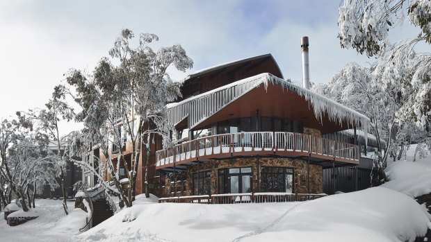 The lodge features a snow-sledge roof and an angular plywood soffit.