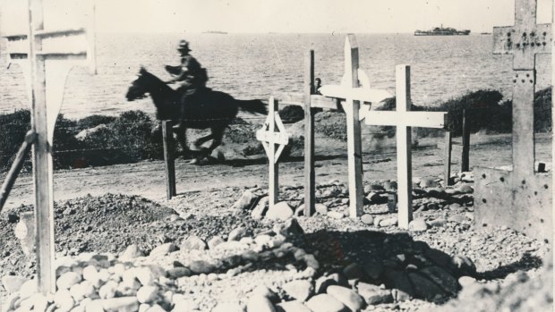 An Australian despatch rider gallops from Suvla Bay to Anzac Cove to avoid snipers during the Gallipoli campaign. 
