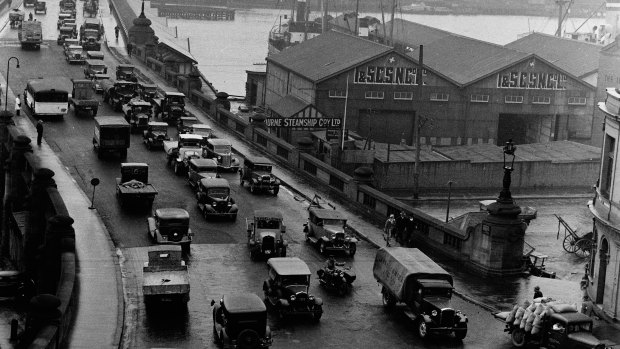 Traffic on Pyrmont Bridge in 1935.