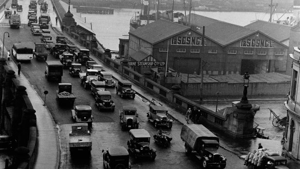 Traffic on Pyrmont Bridge in 1935.