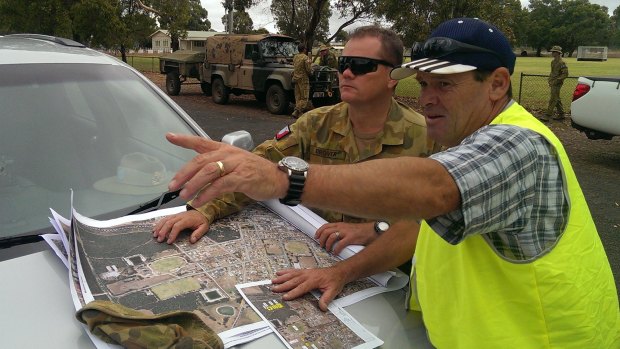 13th Brigade Detachment Commander Lieutenant Colonel Murray Drover is briefed on the bush fire situation in Manjimup Shire by Parks and Gardens, Park Supervisor Spenser Roberts.