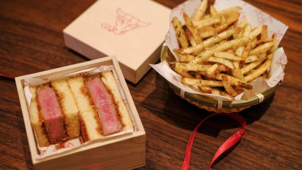 Yes, the sandwich does come with fries. 