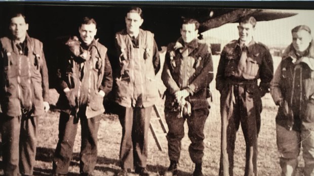 Jeff Perry (left) with crew of his Wellington bomber. 