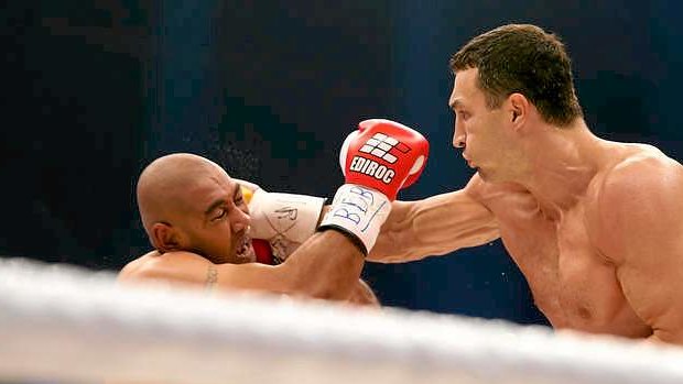 Hit and miss ... Wladimir Klitschko (R) of Ukraine hits, Alex Leapai misses.