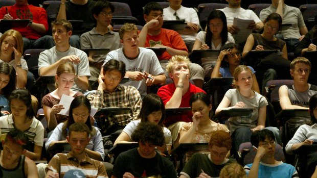 Crowded lecture halls are increasing at universities. 
