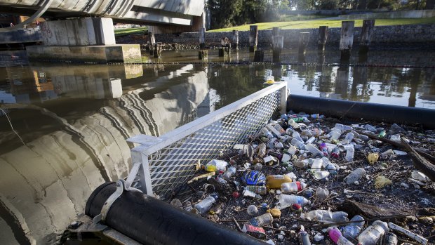 Much rubbish from the Yarra River is flowing into Port Phillip Bay