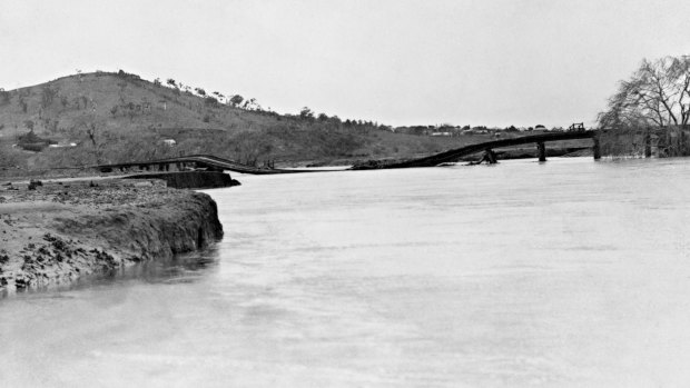 The railway bridge across the Molonglo River near Jerrabomberra Wetlands, shortly after it was destroyed in the 1922 flood (Mt Pleasant at left).